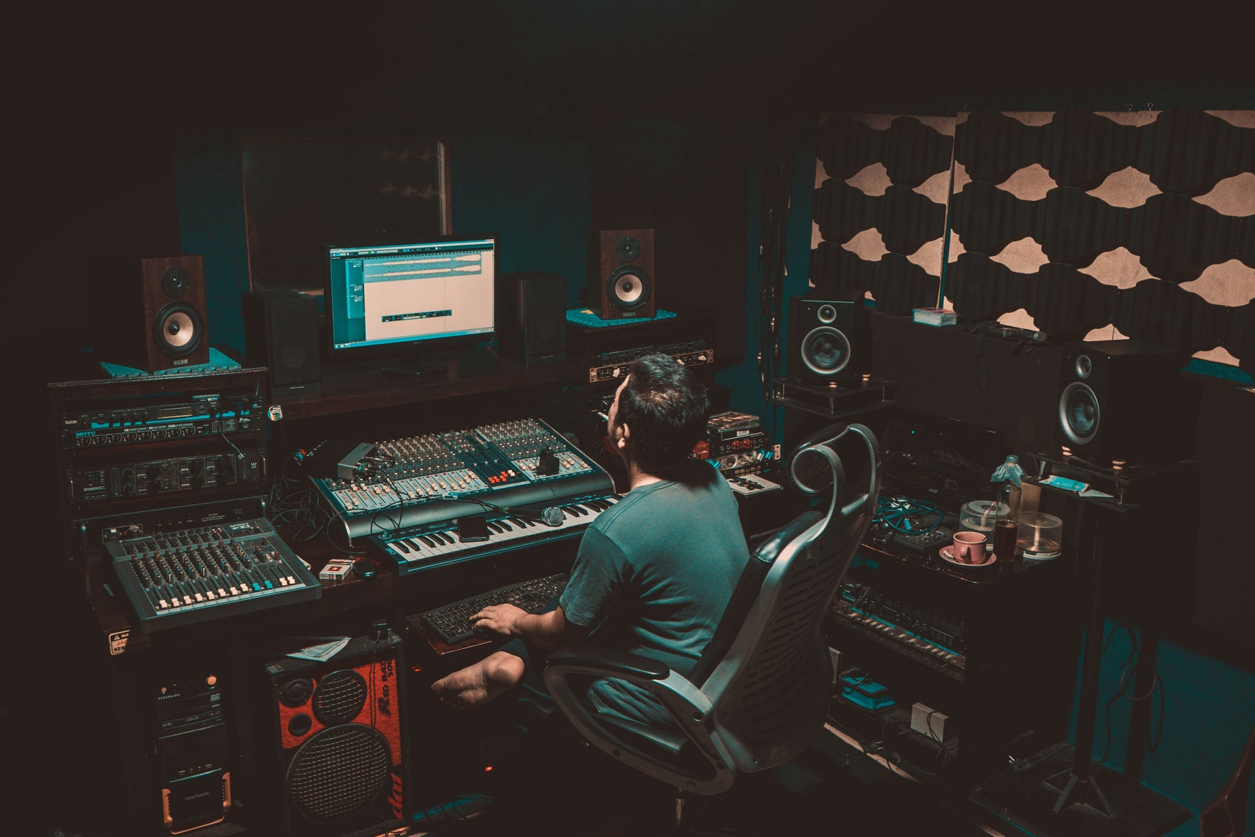 Os 7 Melhores Plugins de Mixagem para Produção Musical Profissional 🎚️
